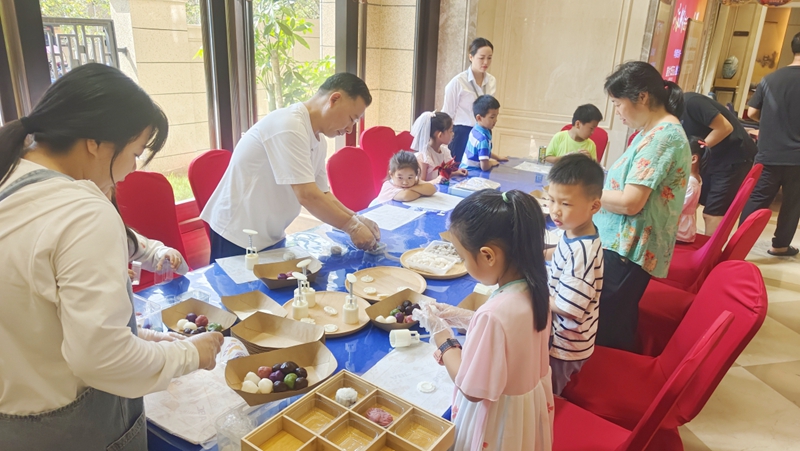 華都股份各房產項目開展“雙節”系列暖場活動